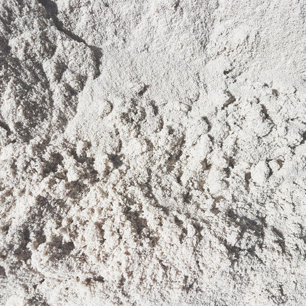 How to Properly Apply White Sand to Your Lawn